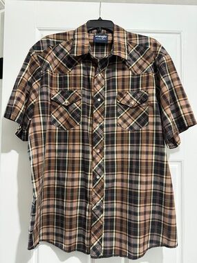 Wrangler Short-Sleeve Plaid Button-Down Shirt in Brown and Black